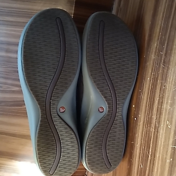 Clarks Unstructured 10 plum color slide on comfort shoes - Picture 6 of 8